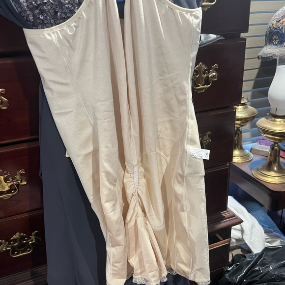 Complete dress ensemble. - Picture 6 of 8